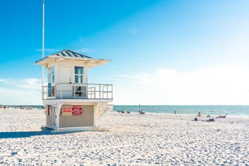 Cercles muraux Clearwater Beach, Floride Tour de sauveteur sur la plage de Clearwater avec du beau sable blanc en Floride USA