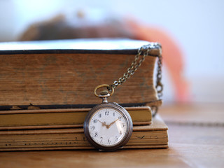 kleine Uhr von ein paar alten Büchern
