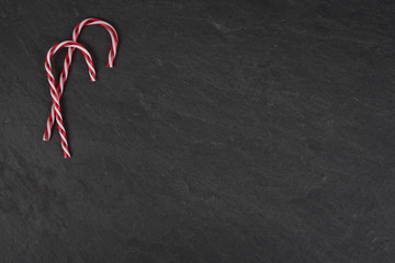 Zuckerstangen auf Schieferhintergrund