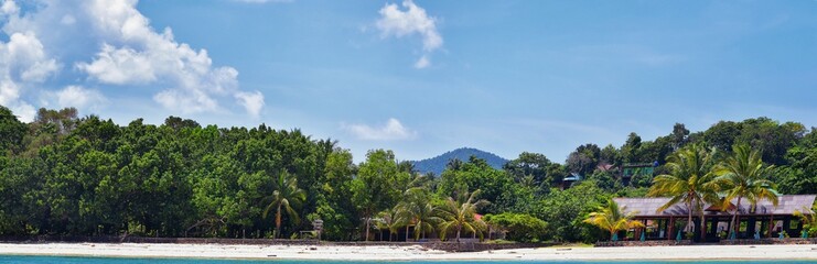 Obraz premium Island, Ocean views near Phuket Thailand with Blues, Turquoise and Greens oceans, mountains, boats, caves, trees resort island of phuket Thailand. Including Phi Phi, Ko Rang Yai, Ko Li Pe and other is