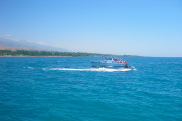 Obraz premium Jet ski in the sea on a Sunny day on the handicap of a small motor ship