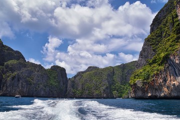 Obraz premium Island, Ocean views near Phuket Thailand with Blues, Turquoise and Greens oceans, mountains, boats, caves, trees resort island of phuket Thailand. Including Phi Phi, Ko Rang Yai, Ko Li Pe and other is