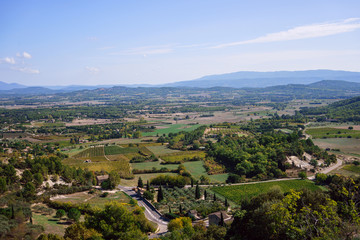 Vue panoramique sur la vallée depuis le village de Gordes, Provence, France.