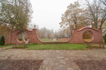 Park dworki w Iłowej w jesienny, mglisty poranek. © boguslavus
