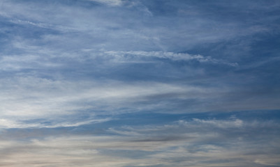 gruppo di nuvole sottili nel cielo azzurro al tramonto in autunno