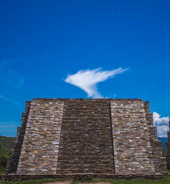 Fortaleza en forma de pir&aacute;mide de la &eacute;poca prehisp&aacute;nica ubicada en Mixco Viejo, Guatemala
