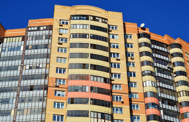 Fototapeta na wymiar Twenty-five-story six-door monolithic residential building
