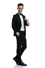 Obraz premium young elegant groom smiling and making thumbs up sign