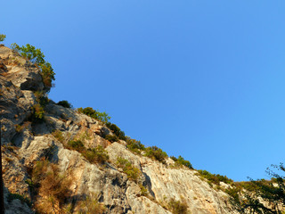 fianco di una collina contro il cielo azzurro
