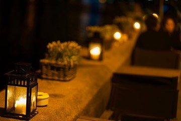 Hilera de faroles iluminados y cena romántica junto al río