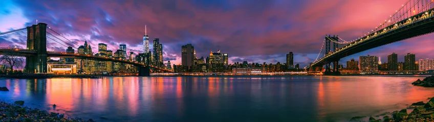 Tragetasche Brooklyn Bridge und Manhattan Bridge nach Sonnenuntergang, New York City © sborisov