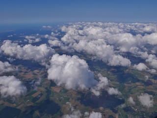 Wolken von oben aus dem Flugzeug