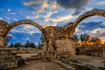 Foto op Plexiglas De Byzantijnse Saranta Kolones, Veertig kolommenkasteel, geruïneerde bogen in een zonsondergangtijd, Kato Paphos, Cyprus © vadim.nefedov