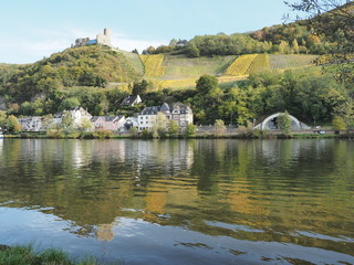 Fototapeta na wymiar herbstliche Burgruine Landshut über Bernkastel-Kues mit Blick auf die Mosel OLYMPUS DIGITAL CAMERA