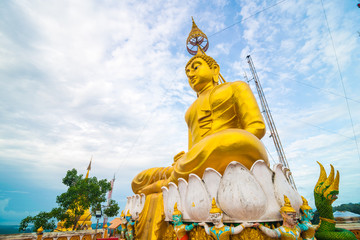 Obraz premium Golden buddha statue locate on peak of mountain