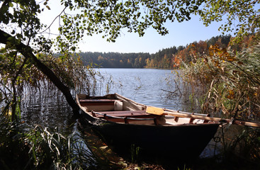 Ruderboot am Seeufer im Herbst