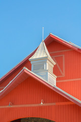 Naklejka premium Close up of roof of a barn on a vinyard against clear blue sky on a sunny day