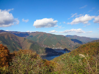 奥多摩湖の紅葉（東京都）