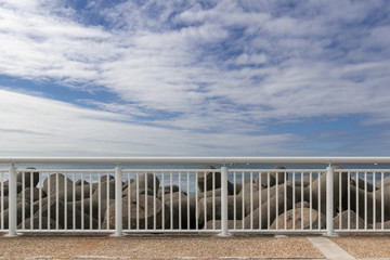 テトラポッドとフェンス