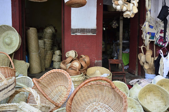 Puesto tradicional de canastas y articulos de palma