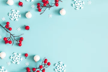 Foto auf Acrylglas Weihnachts- oder Winterkomposition. Schneeflocken und rote Beeren auf blauem Hintergrund. Weihnachten, Winter, Neujahrskonzept. Flache Lage, Ansicht von oben, Kopienraum © Flaffy