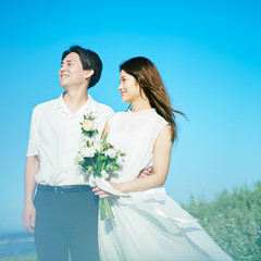 Naklejka premium ウェディング カップル 青空