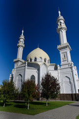 Fototapeta na wymiar New beautiful white mosque in Bolgar, Tatarstan, Russia