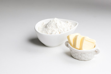 白背景に小麦粉とバターお菓子、パン、材料butter　flour
