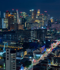 Naklejka premium Pionowy obraz Singapuru Cityscape w nocy