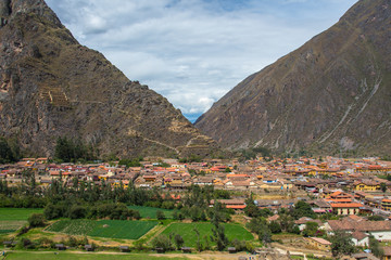 Fototapeta na wymiar Ollantaytambo village and Pinkuylluna Mountain in Peru
