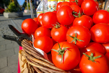 マーケットのトマト