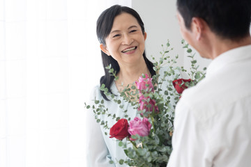 シニア夫婦　結婚記念日