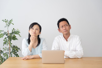 Fototapeta premium シニア夫婦 パソコン