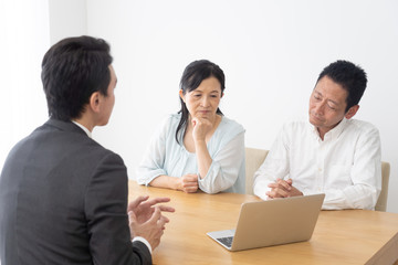 シニア夫婦　保険　営業