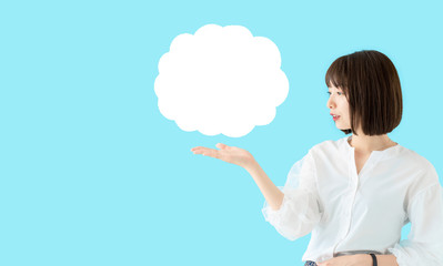 吹き出しを見る女性 