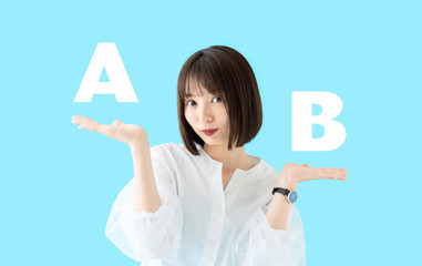 比較する女性