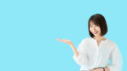 案内する女性 