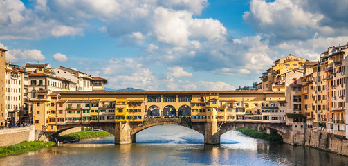 Blick auf die Ponte Vecchio in Florenz Toskana Italien