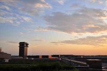 成田空港の朝焼けと管制塔