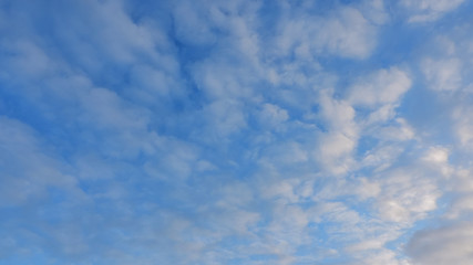 Fototapeta premium leicht bewölkter Himmel