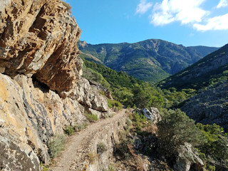 Blick auf einen sehr schmalen Wanderweg bei Galeria auf Korsika