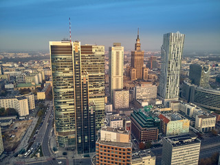 Fototapety  Piękny panoramiczny widok z lotu ptaka na panoramę Warszawy nowoczesnego City, PKiN i biurowca „Rondo 1” zlokalizowanego przy Rondzie ONZ