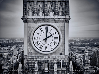 Obrazy na Szkle  Piękny panoramiczny widok z lotu ptaka z lotu ptaka na zegar milenijny (średnica tarczy zegara   6,5 m) na wieży PKiN i pejzaż miejski nowoczesnego miasta Warszawy, Polska