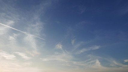 Obraz premium Cloudy blue sky during sunset.