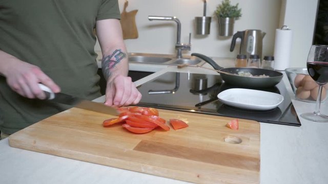 Man cutting tomato