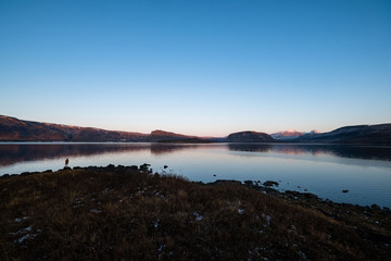 Angler in der Abenddämmerung am Hvalfjörður/Hvalfjördur (Walfjord) nahe Borgarnes. / Fisher at dusk at Hvalfjörður / Hvalfjördur (Walfjord) near Borgarnes.