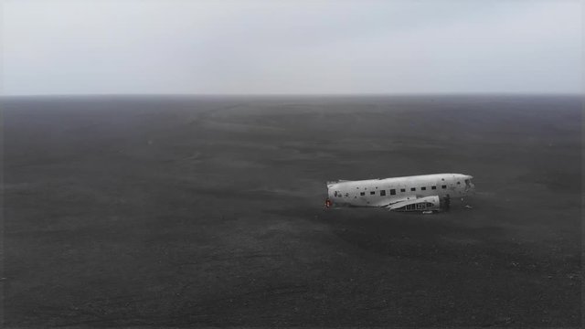  Fallen plane in Iceland. DC-3.