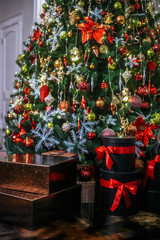 Fototapeta na wymiar decorated christmas tree, gifts under it