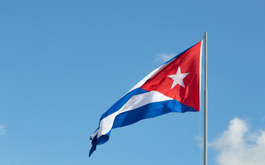 Kuba Flagge vor blauem Himmel