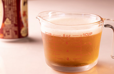 計量カップのビール